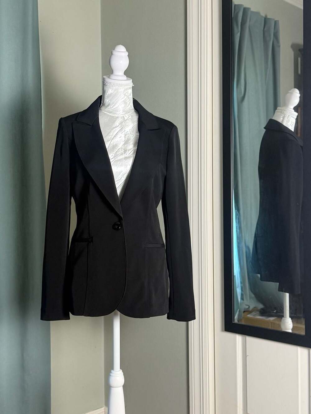 White House Black Market Black Blazer Women’s Size 6 One Button Tailored Career